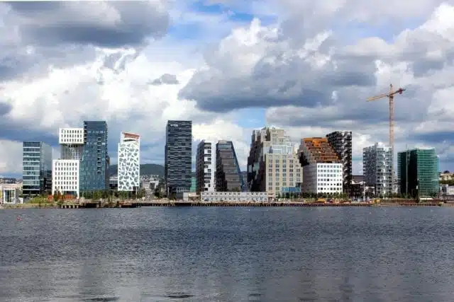Oszuści w Oslo – grożą Polakom.