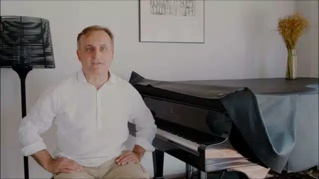 Carlos. Pomiędzy szkołą życia a sztuką inspirowania
