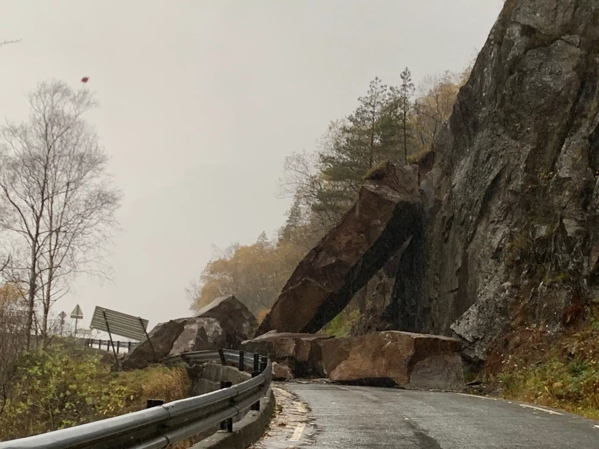 Osuwisko skalne blokuje drogę w Suldal