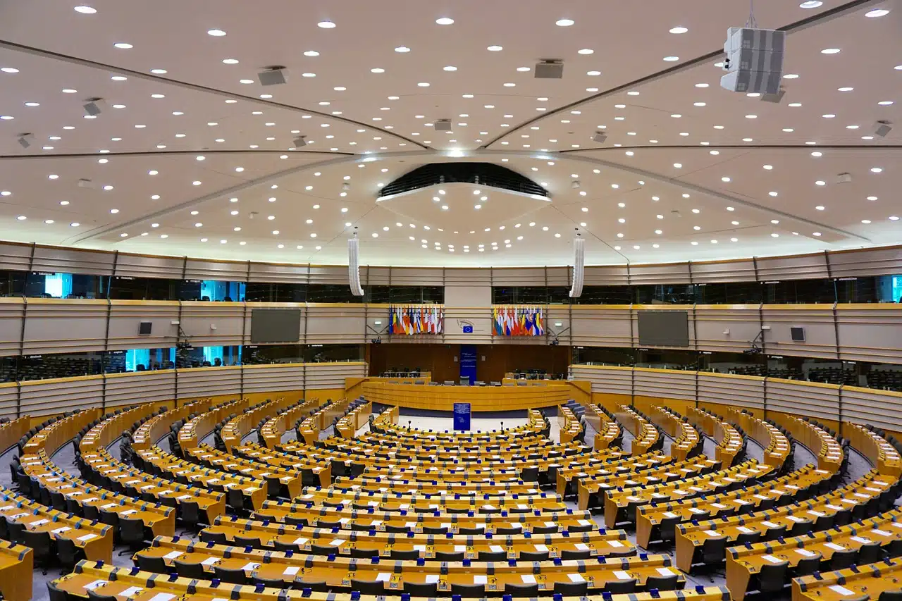 Głosami 373 europarlamentarzystów Parlament Europejski przyjął rezolucję, która wzywa polski rząd do "zniesienia zakazu aborcji, zagrażającego życiu kobiet"