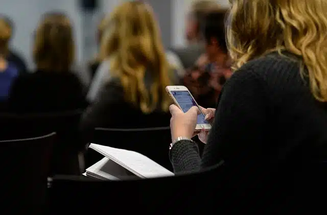 Prawie we wszystkich szkołach jest teraz zakaz korzystania z telefonów komórkowych