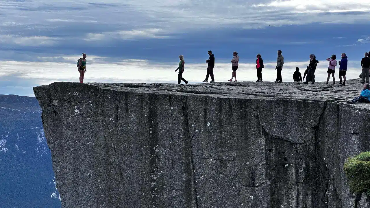 Zwiedzamy Preikestolen – Wycieczka pełna przygód z krokodylem