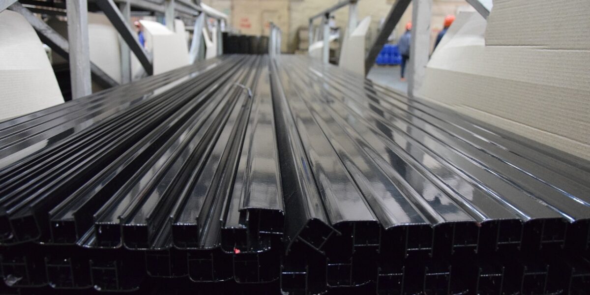 Norweski przemysł aluminiowy zagrożony przez możliwe cła USA i UE – obawy o skutki wojny handlowej