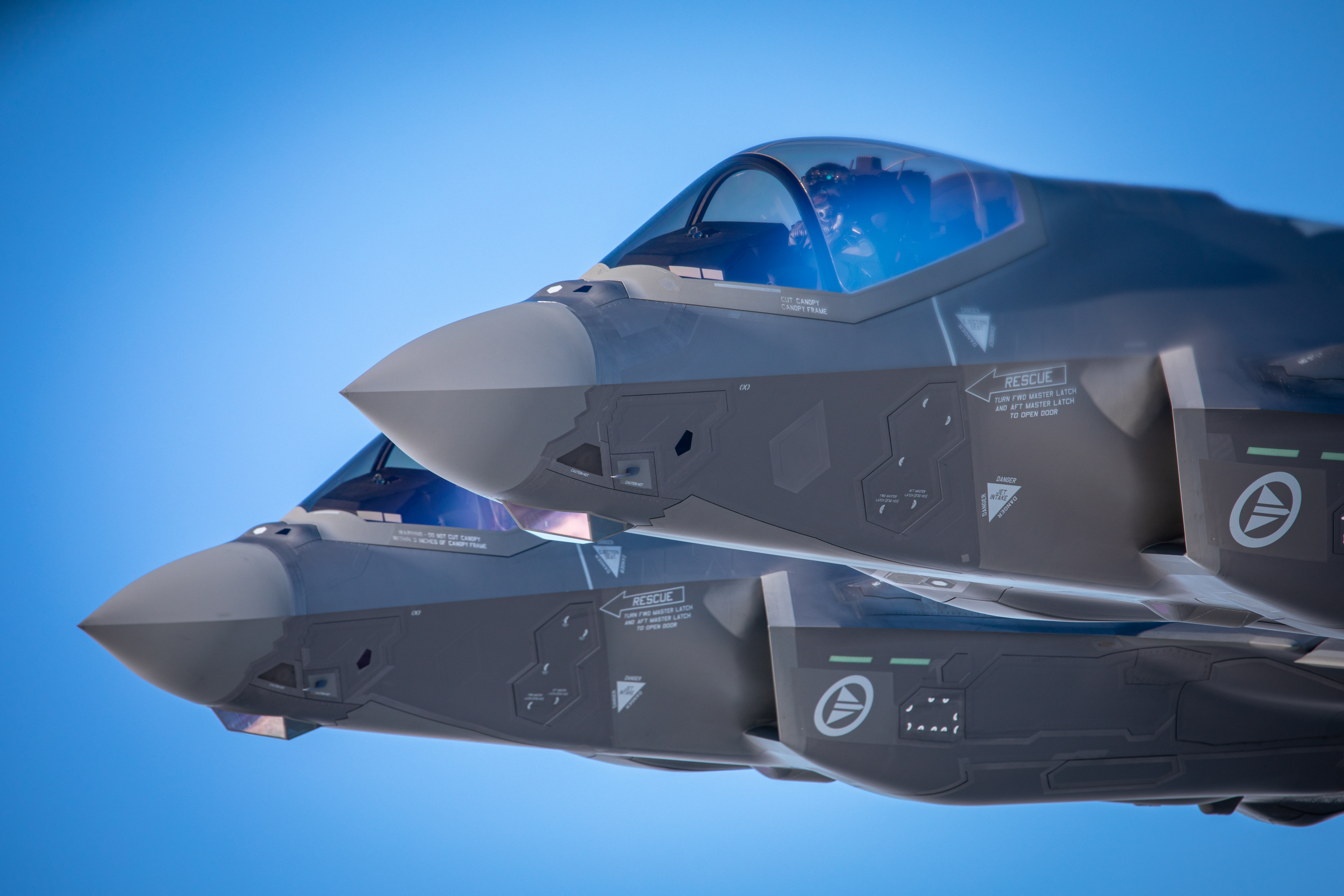 Spektakularny przelot nad Oslo – amerykański B-52 i norweskie F-35 w akcji: Pokaz siły w norweskim niebie