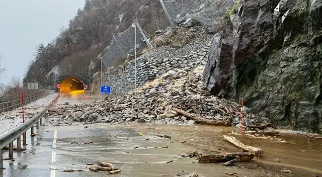 Niebezpieczna sytuacja na drogach zachodniej Norwegii – osuwiska, powodzie i zamknięte trasy