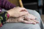 Jak wspierać bliską osobę z demencją? Weź udział w bezpłatnym kursie!