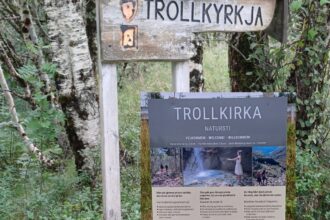 Zwiedzamy Norwegię: Tajemnicza świątynia trolli - Norweskie jaskinie Trollkyrka zachwycają i zaskakują
