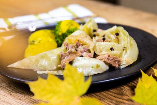 Fårikål: Narodowe danie Norwegii króluje na jesiennych stołach - pachnie kapustą i jagnięciną