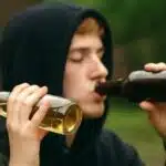 Dziewczęta piją ryzykowniej niż chłopcy: Raport informuje o rosnących problemach z alkoholem i marihuaną wśród młodzieży