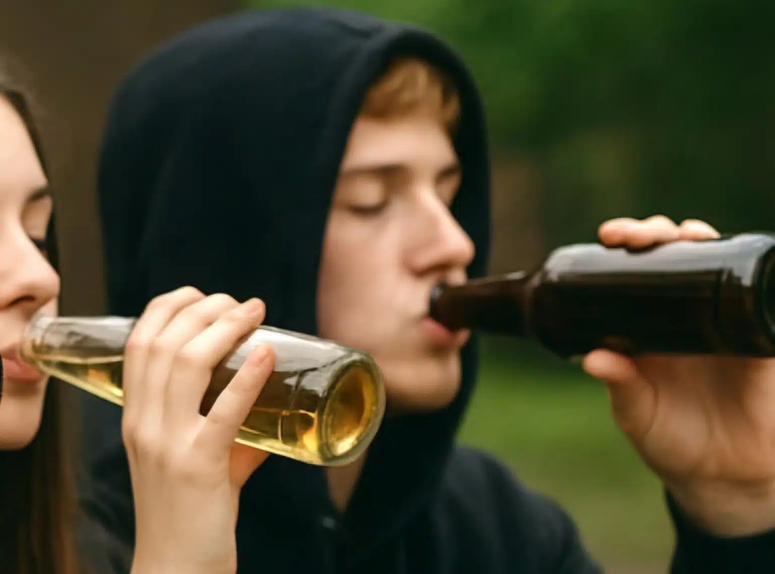 Dziewczęta piją ryzykowniej niż chłopcy: Raport informuje o rosnących problemach z alkoholem i marihuaną wśród młodzieży