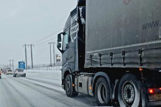 Zima za rogiem: Nie ryzykuj mandatu ani życia - sprawdź opony i łańcuchy!