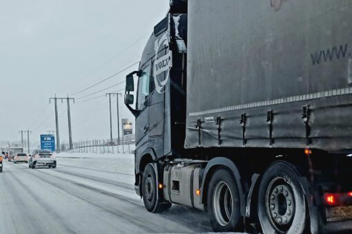 Zima za rogiem: Nie ryzykuj mandatu ani życia - sprawdź opony i łańcuchy!