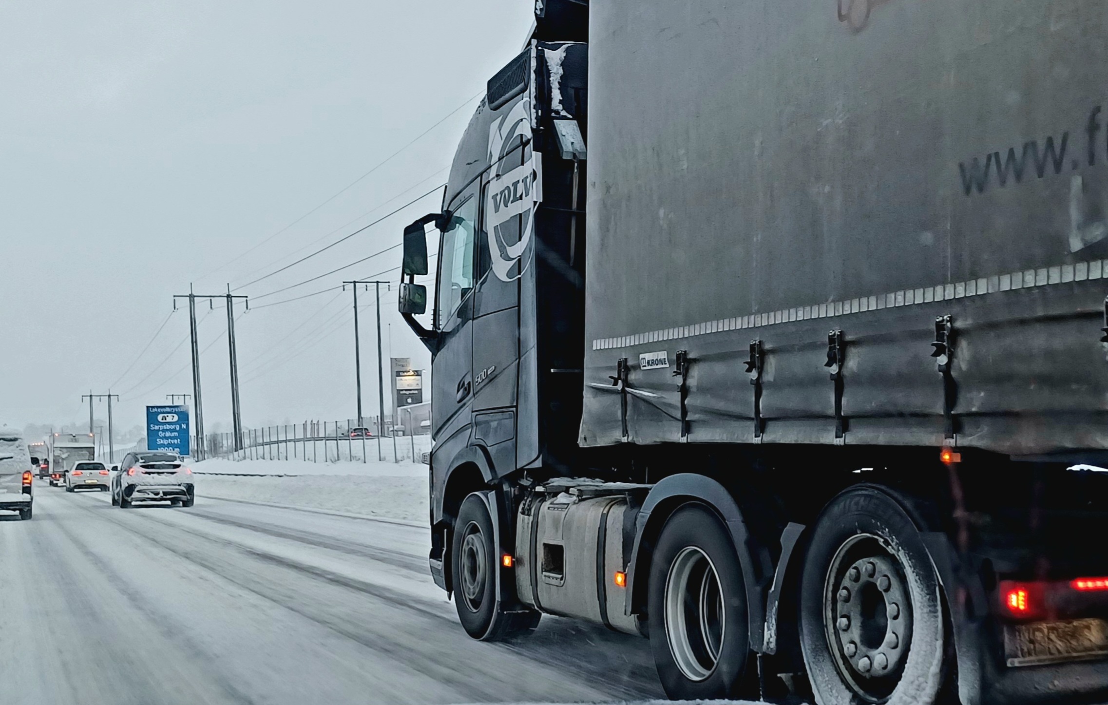 Zima za rogiem: Nie ryzykuj mandatu ani życia - sprawdź opony i łańcuchy!