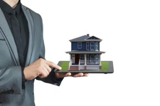 Fałszywe wyceny i prawdziwe pieniądze: Agent stracił licencję i stanie przed sądem - przywłaszczył ponad 200 000 koron