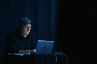 Paweł Pruski z CHVOSTA: od ludowych śpiewów po norweskie fiordy.