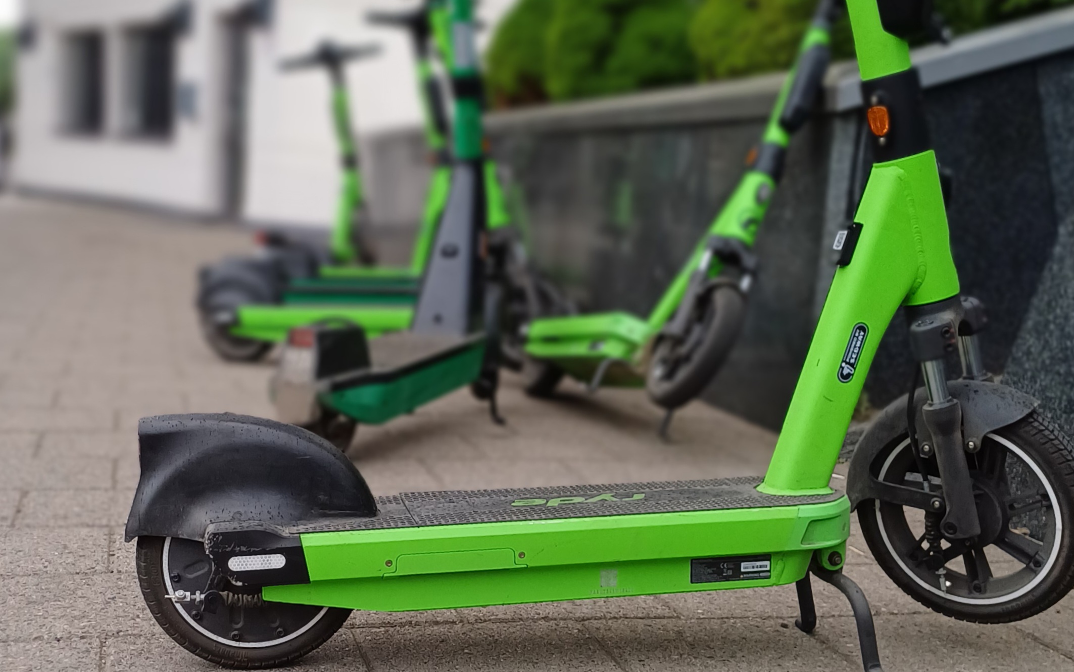 Hulajnogi elektryczne w Oslo: Lawina urazów i coraz więcej obrażeń głowy - kask rzadkością