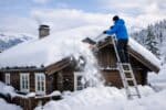 Lekki dziś, ciężki jutro: Śnieg na dachu to realne zagrożenie - nie zwlekaj z odśnieżaniem
