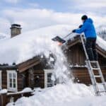 Lekki dziś, ciężki jutro: Śnieg na dachu to realne zagrożenie - nie zwlekaj z odśnieżaniem