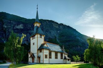 Norwegia: Czy młodzi naprawdę wracają do religii? rekord nowych członków i jednocześnie spadek wiernych