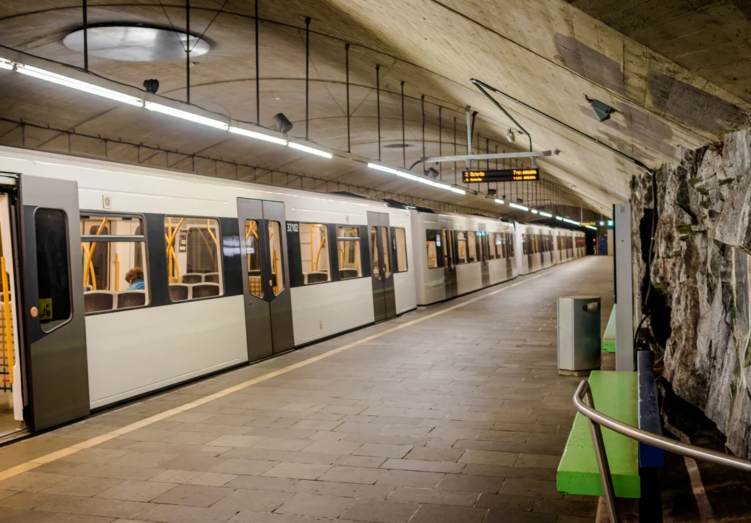 Więcej kursów i mniej tłoku: Oslo inwestuje miliardy - nowe wagony dla T-banen