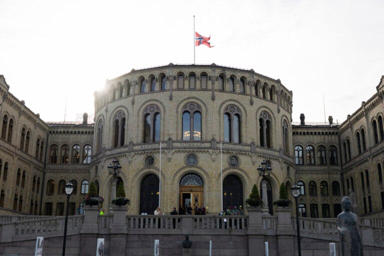 Król Haakon VIII złoży przysięgę przed Stortingiem 1 września. Jak wygląda konstytucyjna ceremonia?