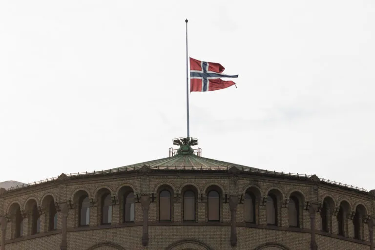 Oslo z dodatkowymi ograniczeniami bezpieczeństwa w dniu składania przysięgi przez króla Haakona VIII w Stortingu